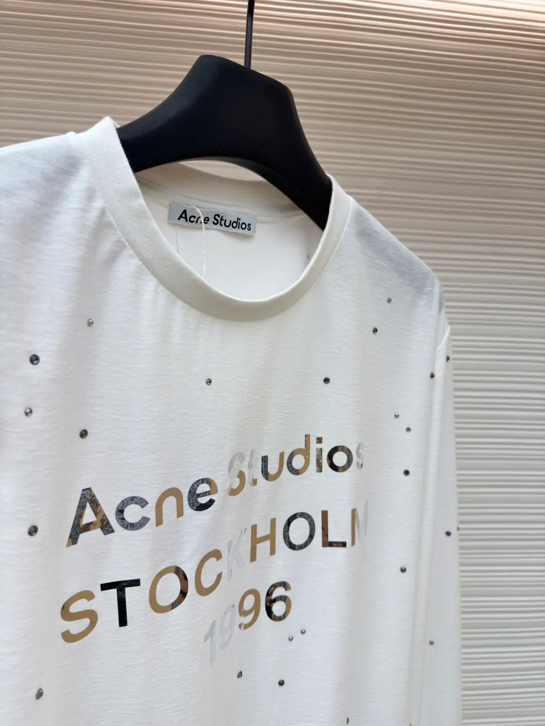 Acne Studios laser hot rhinestone long sleeves ●Original version: Purchased and developed by 3829 ●Item number: 1682157-A15 ●Fabric: linen fabric ●Technology: Printed heat transfer ●Color: white ●Type: loose version ●Weight: about 215 grams ●Size: S-M-L ●Description: The original version was purchased from Hangzhou National Specialty School for 4700. The fabric is made of 85% cotton + 15% linen. Printed heat transfer technology + imported laser material. It is paired with positioning hot-drilling technology. Customized accessories. Same style for men and women. Full of street feel. The workmanship details are very good. The overall wiring is straight and delicate, the fabric is comfortable and soft, and the color is consistent without color difference. It can be matched with the same style to create a fashionable look and control various occasions. Customized accessories, complete with three standards, same style for men and women!